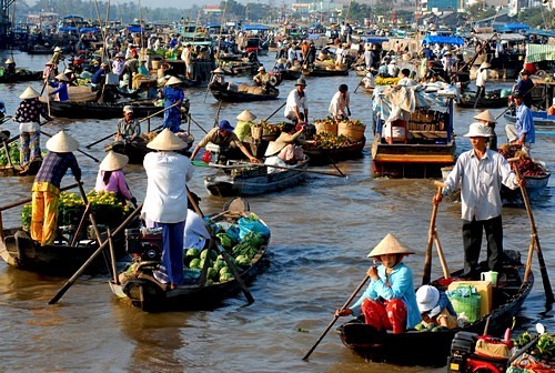 Bên cạnh ghe hàng là thuyền tham quan của du khách.